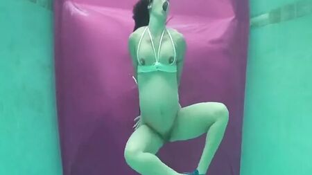 水中での妊婦ボンデージ
