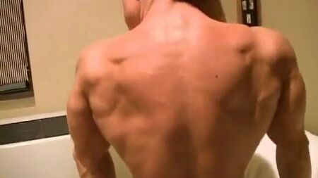 Fbbの筋肉を誇示するヌード