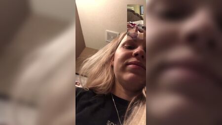 アマチュアのカップル、金髪の彼女と彼氏が裸でFaceTimeをしている
