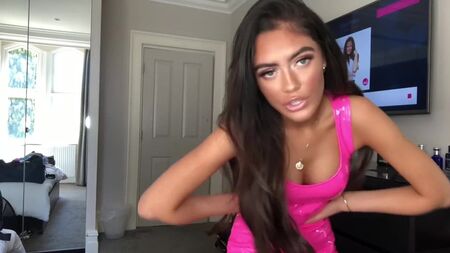 ユーチューバーのロクサナ・ロシュ、ピンクのPVCドレス姿
