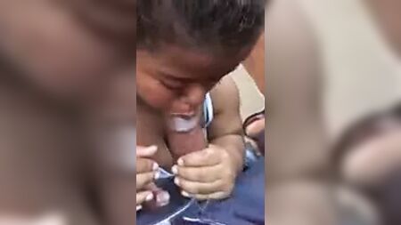 巨乳で巨尻のエボニー系小柄な女性が、黒人の巨根にまたがり、しゃぶりつくす