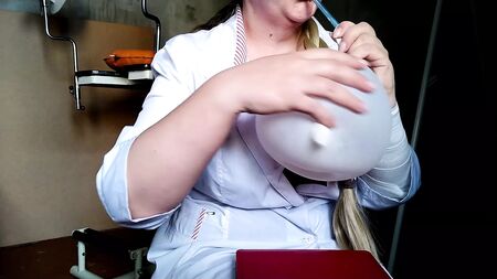 看護師が大人のおもちゃの作り方を教える