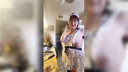 セクシーなレースのエプロンを着たおばあちゃんが、エビとグリッツを作っている