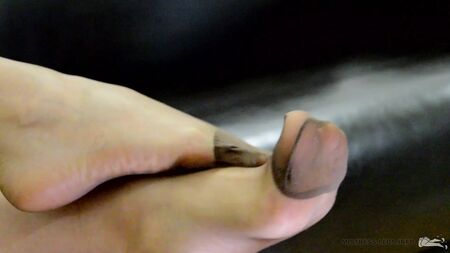 つま先補強タイプのパンティストッキングを履いた女主人の脚