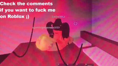 『Roblox』のマンションゲームで、2人のスレンダーなキャラクターが互いにセックスする