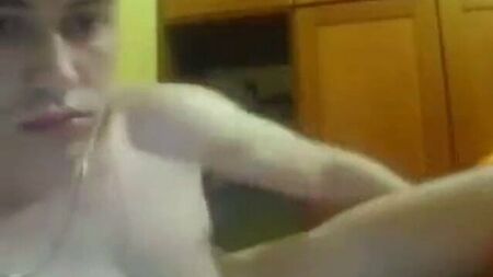 ウェブカメラに映るアルバニア人の男性