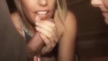 2人のセクシーなイギリス人女性が、1本のペニスを共有し、精液を交換する