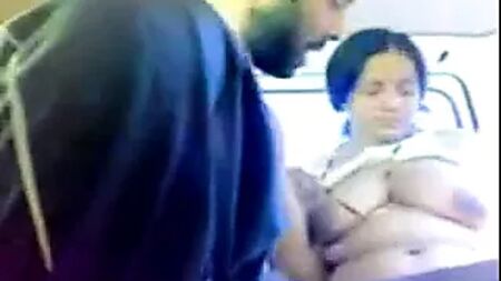 マラーティー人のカップルが車の中でセックスを楽しむ