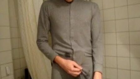 パジャマ姿で自慰行為をする男