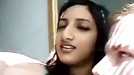 パキスタンのムスリム女性が見知らぬ男性と愛撫し合う