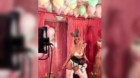 セクシーなバニーのコスチューム姿のエミリー・ラタコウスキー、乳首がチラリと