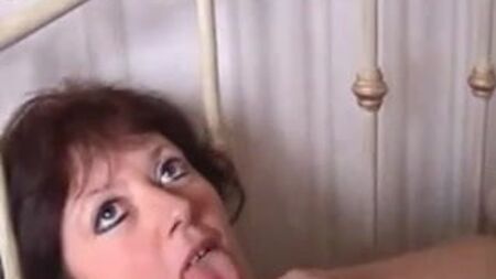 ストッキングとブーツ姿の熟女 ディルド