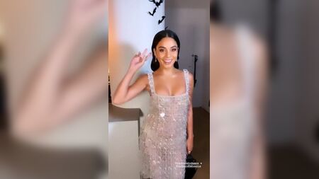 ヴァネッサ・ハジェンズ、セクシーなドレス姿で新たな豊満なバストを披露