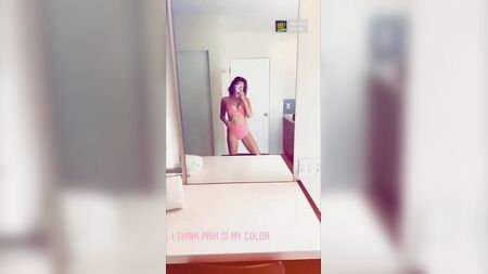 ピンクのビキニ姿のアシュリー・ティスデール、セクシーな鏡越しの自撮り