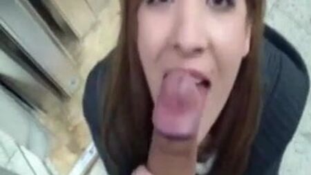 ホームデポでチンポをしゃぶる女の子！