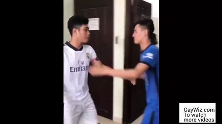 サッカーのユニフォームを着たアジア人の男女がセックスをしている