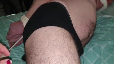 手足を縛られた男性