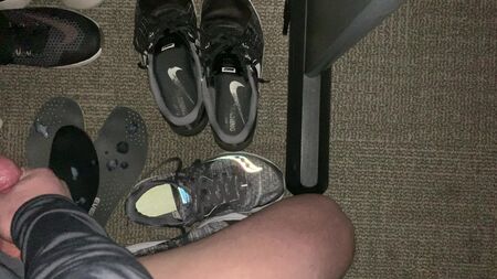 熱い負荷のブラスト、汗まみれの女子のジムシューズ