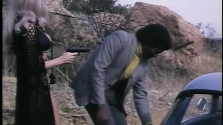 『Mean Mother』（1974年）で、ドビー・グレイがロビン・ヒルトンのトップを脱がせる