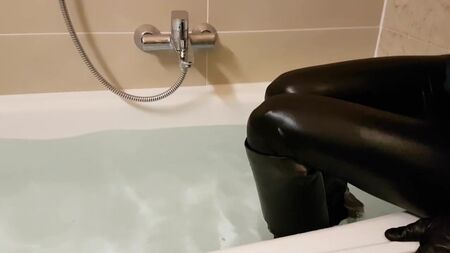 ヴェルサーチのハイヒールレザーブーツがびしょ濡れ