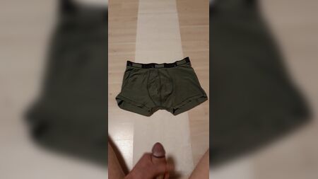 少年がプーマのパンツに精液をぶちまける
