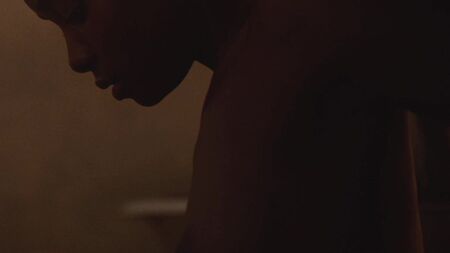 キキ・レインのトップレス『もしビール・ストリートが語れたら』おっぱい・乳首