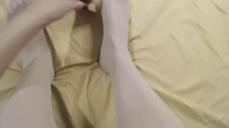 大人のおもちゃを使った足フェチプレイ
