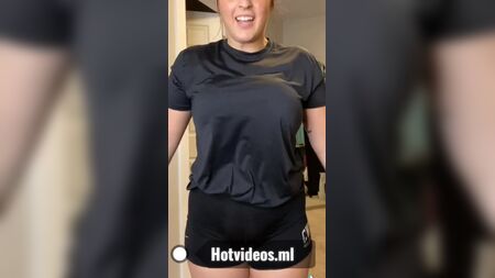 タティ・ゾーが自慢の天然巨乳を披露