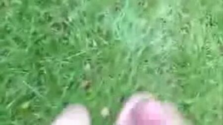 自然の中で自慰をする