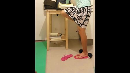 小学3年生の担任教師が、教室でヒールを脱いでビーチサンダルに履き替える