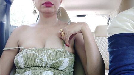 友達の彼女との野外での危険な公共の場でのセックス　車内でのホットでセクシーな女の子のセックス