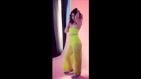 メリッサ・ベノイストとジュリアナ・ハーカヴィのセクシーな動画
