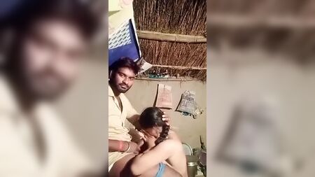 裸のインド人ママと義父がチンポをしゃぶる