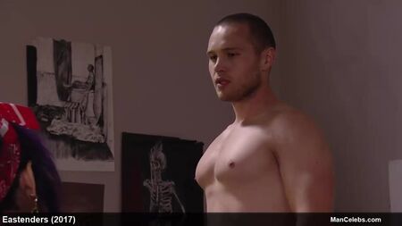 男性タレントのダニー・ウォルターズ、画家のためにヌードモデルを務める
