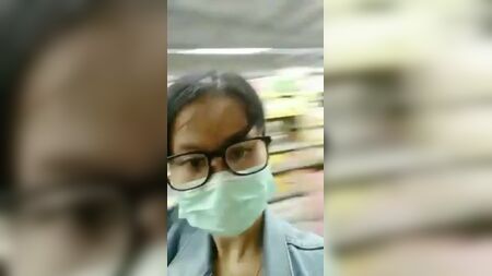 スーパーで見かけたアジア系女性の大きな胸