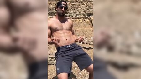 ショートパンツの股間に大きな膨らみがあるセクシーな男