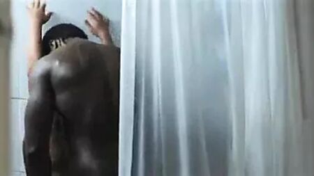 50セントがシャワー室でヤバい女を犯す