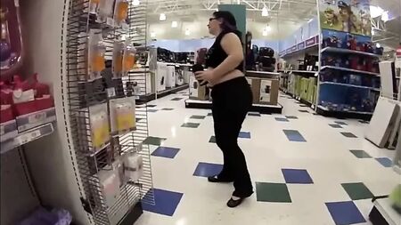買い物中に太った人が人前でオナラをする