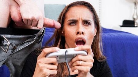 継母が義理の息子のゲームのジョイスティックで遊ぶ - MommyBlowsBest