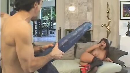 巨根の男2人が、セックスに飢えた黒髪の女の3つの穴をすべて犯し尽くす
