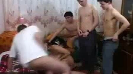 欲情した女が息子やその友人たちを思う存分犯している