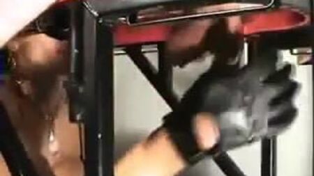 ドミナントな女性によって、ペニスと睾丸がサンドバッグ代わりにされる