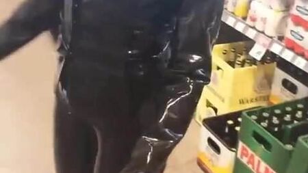 買い物中のサブ