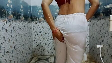 白いレギンスを穿いて水浴びするインド人のお母さんを見ると、気分が良くなる