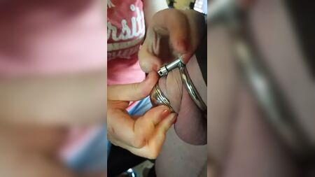 小さな貞操帯で締め付ける