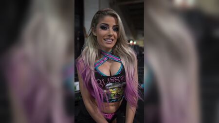 WWE - アレクサ・ブリスの大胆な胸の谷間 02