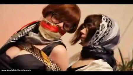 ピンクのスカーフを使ったボンデージ