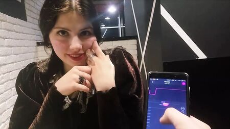 レストランでのバイブ付きパンティ