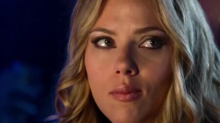 スカーレット・ヨハンソンの超セクシーなキス動画