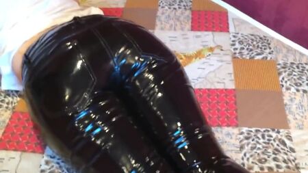 光沢のあるビニールパンツで私の尻を締め付ける